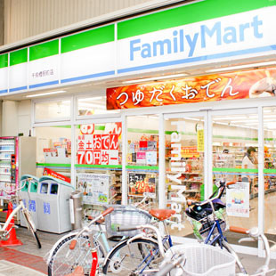 ファミリーマート 千鳥橋駅前店［コンビニエンスストア］の写真