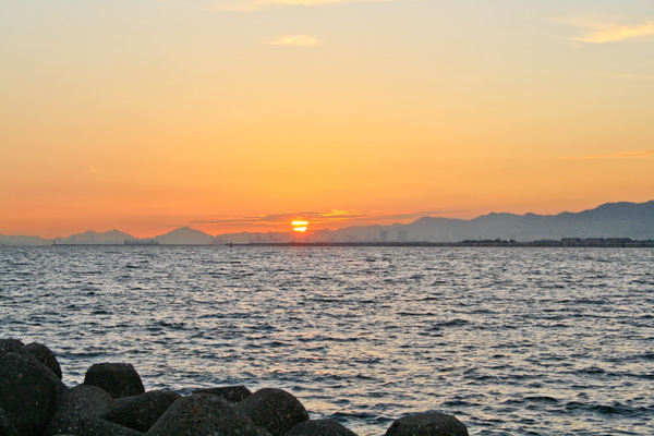 大阪湾の夕日「舞洲の磯」の写真